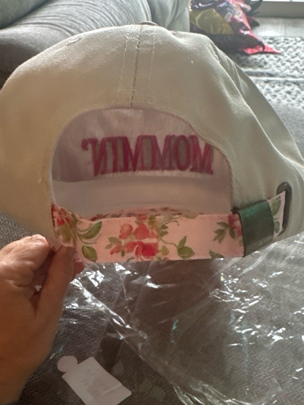 ๐ Zenana Outfitters Satin Cream and Pink Floral "MOMMIN'" Hat. Brand New!!๐๐ - Picture 2 of 4